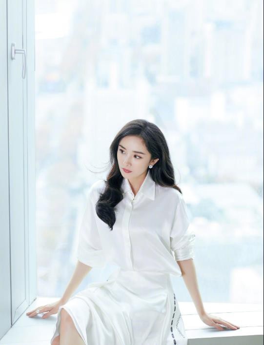 
Nữ diễn viên Trung Quốc vừa tròn 32 tuổi bắt đầu tham gia đóng phim từ năm lên 4 với vai cô con gái nhỏ trong phim Võ Trạng nguyên Tô Khất Nhi. Sau đó, cô vẫn tiếp tục góp mặt trong các bộ phim truyền hình. Trước khi là một diễn viên nổi tiếng, Dương Mịch nổi tiếng vì là một người mẫu tuổi teen nhờ vẻ ngoài xinh đẹp, đáng yêu.
