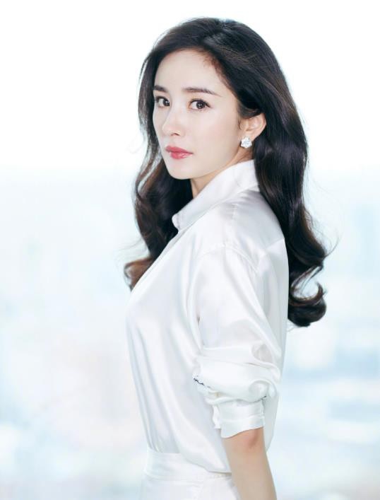 Dương Mịch lại “đốn tim” cư dân mạng bởi vẻ ngoài trong veo - 2