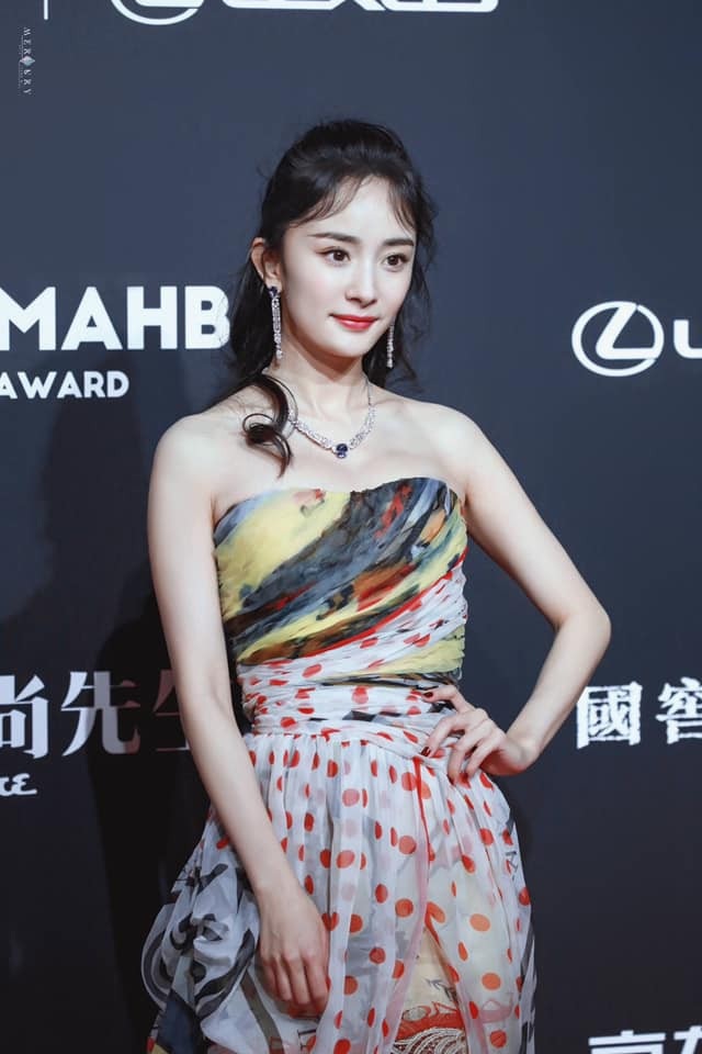 
Ngày càng nổi tiếng và thành đạt, nhưng Dương Mịch lại bị chê trách là một bà mẹ vô tâm với con gái. Trong suốt những năm qua, kể từ khi con gái 4 tuổi chào đời, Dương Mịch sống chủ yếu xa nhà và không ở gần con.
