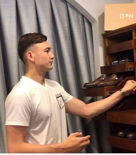 Chỉ cần áo phông, anh chàng cũng đủ khiến phái nữ liêu xiêu.