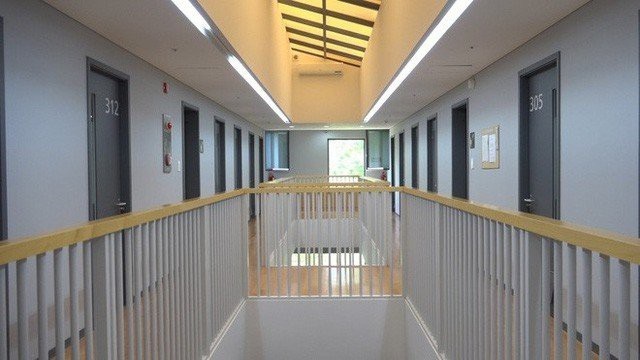 Trả 2 triệu/ngày để được… đi tù - 1 Khách hàng sẽ phải trả chi phí khoảng 2 triệu mỗi ngày để được nhốt lại