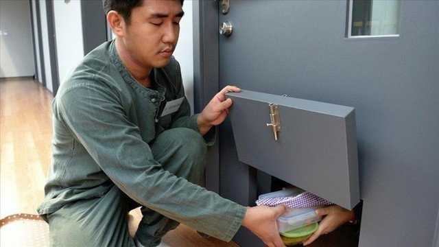 Trả 2 triệu/ngày để được… đi tù - 3 Ăn uống được phục vụ theo thời gian quy định thông qua khe cửa.