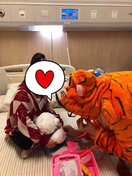 Bé gái 3 tuổi trở thành bệnh nhân ung thư vú trẻ nhất thế giới - 2 Cô bé có rất nhiều đồ chơi trên giường bệnh