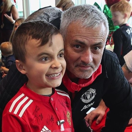 Cầu thủ MU mang Giáng sinh ấm áp đến cho các cổ động viên đặc biệt - 2 Ông thầy Jose Mourinho cũng tham gia sự kiện này