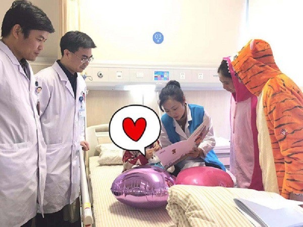 Bé gái 3 tuổi trở thành bệnh nhân ung thư vú trẻ nhất thế giới - 3 Vì còn nhỏ tuổi, Yan Yan nhận được sự chăm sóc đặc biệt đến từ các y, bác sĩ