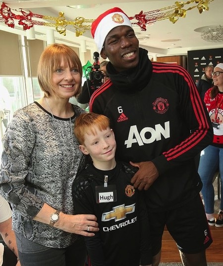 Cầu thủ MU mang Giáng sinh ấm áp đến cho các cổ động viên đặc biệt - 3 Paul Pogba rất vui vẻ khi được giao lưu với các em nhỏ