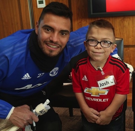 Cầu thủ MU mang Giáng sinh ấm áp đến cho các cổ động viên đặc biệt - 4 Thủ thành Sergio Romero rạng rỡ chụp hình cùng các fans “nhí”