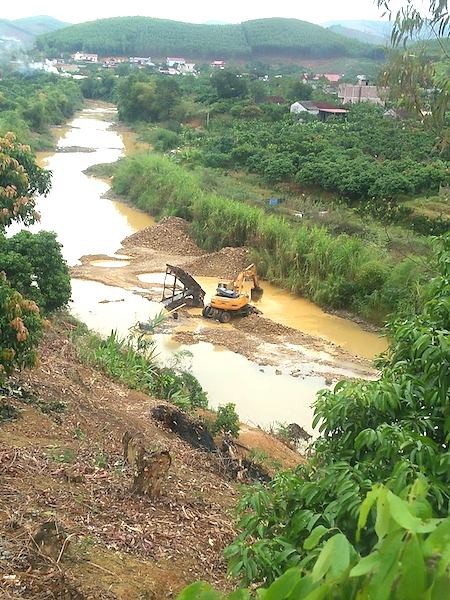 Bắc Giang: Có hay không việc “bảo kê” cho cát tặc hoành hành tại huyện Lục Nam? - 1 Bắc Giang: Có hay không việc “bảo kê” cho cát tặc hoành hành tại huyện Lục Nam? - 1