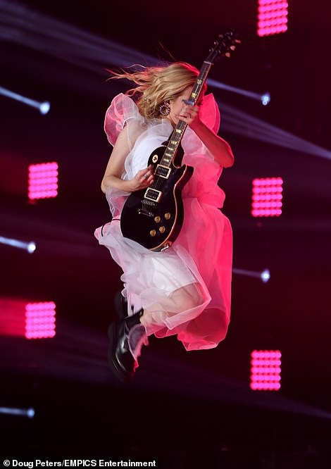 
Ellie Goulding kết hợp váy bồng với giày lạ mắt
