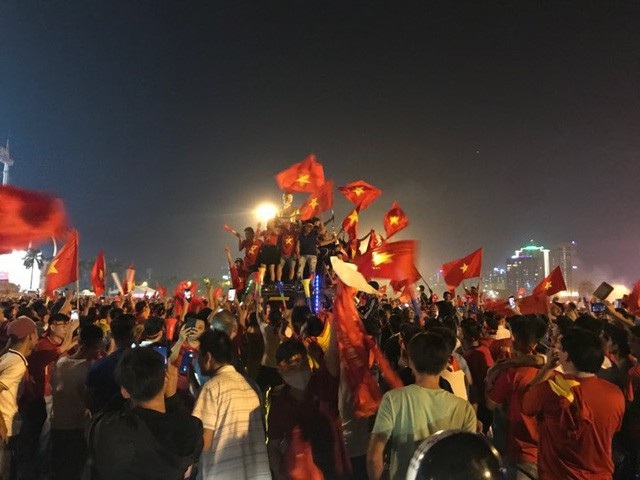 Màn ăn mừng “cực dị” sau chiến thắng đội tuyển Việt Nam, mưa lớn nhiều tỉnh thành “thất thủ” - 1 Sau chiến thắng mỹ mãn trước đội tuyển Philippines, đội tuyển Việt Nam đã thắng chung cuộc với tổng tỷ số 4-2 và giành vé vào chung kết AFF Cup 2018 gặp Malaysia. Hàng vạn các CĐV đã tràn ra đường, trên khắp các tuyến phố của Hà Nội và ăn mừng theo những cách “cực dị”. (Ảnh: Trần Thanh)