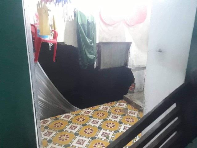 Màn ăn mừng “cực dị” sau chiến thắng đội tuyển Việt Nam, mưa lớn nhiều tỉnh thành “thất thủ” - 5
Trong mưa lớn, do tường nhà bị sập nên 2 người phụ nữ tại TP Đông Hà, tỉnh Quảng Trị đã bị nước lũ cuốn trôi. Hiện cơ quan chức năng mới tìm thấy 1 thi thể. (Ảnh: Đ. Đức)