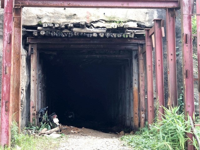 Màn ăn mừng “cực dị” sau chiến thắng đội tuyển Việt Nam, mưa lớn nhiều tỉnh thành “thất thủ” - 8 Một mỏ vàng từng được cho là có trữ lượng lớn nhất nhì Đông Nam Á thời Pháp thuộc, đến năm 2006, mỏ vàng Bồng Miêu được phép khai thác trở lại nhưng thua lỗ triền miên, nợ hàng trăm tỉ đồng tiền thuế và nguyên vật liệu. Đến năm 2016 thì đóng cửa… (Ảnh: C. Bính)