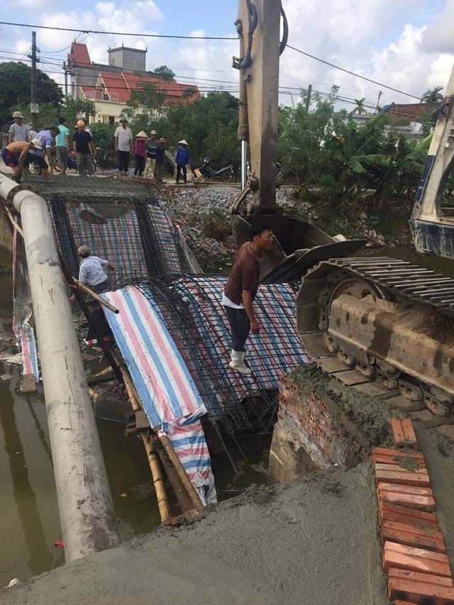 Màn ăn mừng “cực dị” sau chiến thắng đội tuyển Việt Nam, mưa lớn nhiều tỉnh thành “thất thủ” - 7 Để việc đi lại sản xuất nông nghiệp thuận tiện hơn, người dân tại tổ 13, xã Hồng Thuận, huyện Giao Thủy, Nam Định đã đề xuất xin chính quyền tự cải tạo cây cầu cũ. Tuy nhiên, cây cầu vừa được đổ bê tông xong thì sập. (Ảnh: Đức Văn)