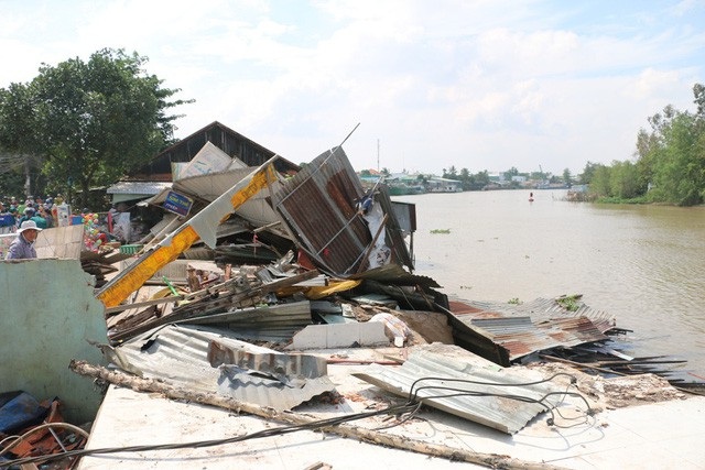 Màn ăn mừng “cực dị” sau chiến thắng đội tuyển Việt Nam, mưa lớn nhiều tỉnh thành “thất thủ” - 6 Khoảng 9h30 ngày 3/12, tại khu vực ấp Tây Khánh 5, phường Mỹ Hòa, thành phố Long Xuyên (An Giang) đã xảy ra một vụ sạt lở đất bờ sông làm 3 nhà dân bị cuốn trôi hoàn toàn xuống sông, 1 căn khác có nguy cơ sạt lở, buộc phải di dời đến nơi an toàn. (Ảnh: Nguyễn Hành)