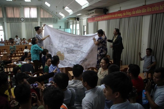 TPHCM quyết “số phận” khu 4,3 ha ngoài ranh quy hoạch Thủ Thiêm - 2 Người dân Thủ Thiêm căng bản đồ để chứng minh phần đất nằm ngoài ranh quy hoạch Khu đô thị mới Thủ Thiêm tại buổi tiếp xúc cử tri của Đại biểu Quốc hội TPHCM (ảnh: Phạm Nguyễn)