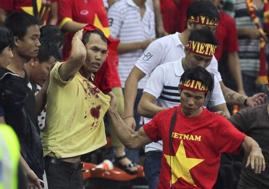 CĐV Malaysia và mối đe dọa từ những kẻ bịt mặt, áo đen - Ảnh 4. CĐV Malaysia và mối đe dọa từ những kẻ bịt mặt, áo đen - Ảnh 4.