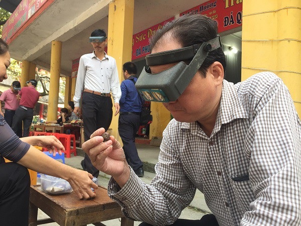 Tròn mắt ngắm những viên đá tiền tỷ tại phiên chợ tạm ở Yên Bái - 10
... nhưng để đánh giá đúng hơn mọi người thường sử dụng đèn, kính chuyên dụng.