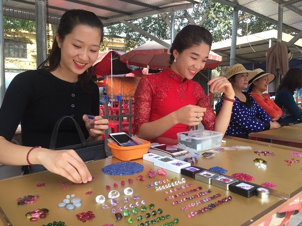 Tròn mắt ngắm những viên đá tiền tỷ tại phiên chợ tạm ở Yên Bái - 12
Ngày càng có nhiều bạn trẻ theo học nghề buôn bán đá từ bố mẹ.