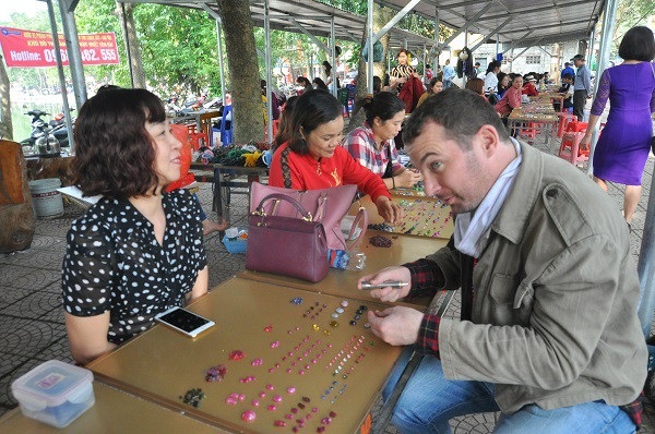 Tròn mắt ngắm những viên đá tiền tỷ tại phiên chợ tạm ở Yên Bái - 13 Tròn mắt ngắm những viên đá tiền tỷ tại phiên chợ tạm ở Yên Bái - 13