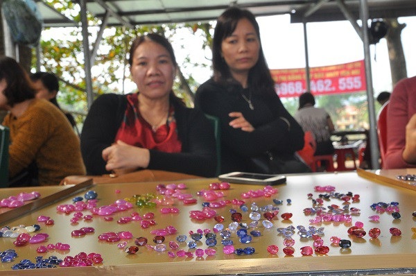 Tròn mắt ngắm những viên đá tiền tỷ tại phiên chợ tạm ở Yên Bái - 7 Tròn mắt ngắm những viên đá tiền tỷ tại phiên chợ tạm ở Yên Bái - 7