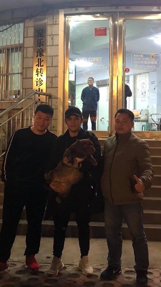 Anh Tuyến chụp ảnh cùng bạn mình