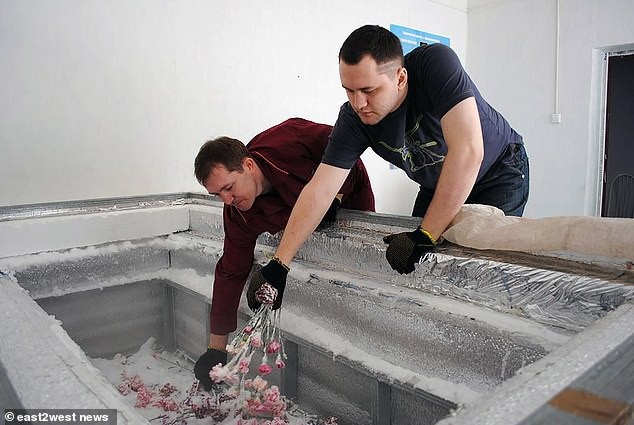 Đóng băng não thiên tài khoa học Nga chờ ngày hồi sinh - 2
Thi thể thiên tài khoa học Nga được bảo quản trước khi đem đông lạnh.