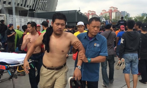 
Nhiều cổ động viên đã không chịu nổi cảnh chen lấn xô đẩy
