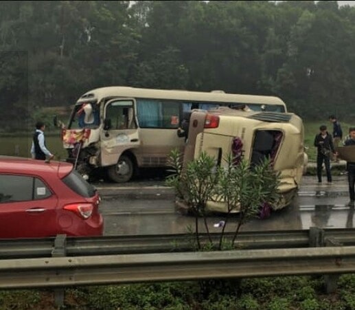 Vụ tai nạn giữa hai xe khách đi cùng chiều khiến 1 xe bị lật ngang đường trên cao tốc Nội Bài - Lào Cai (Ảnh: Hoàng Bảo).