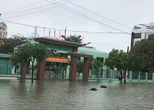 Quảng Trị: Chủ động cho học sinh nghỉ học để đảm bảo an toàn nếu mưa lớn - 1
Mưa lớn hai ngày qua gây ngập lụt tại nhiều địa phương ở tỉnh Quảng Trị.