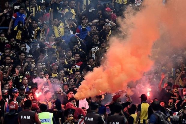 CĐV Malaysia và mối đe dọa từ những kẻ bịt mặt, áo đen - Ảnh 7. CĐV Malaysia và mối đe dọa từ những kẻ bịt mặt, áo đen - Ảnh 7.