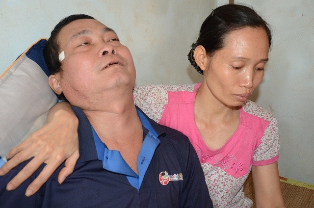 Hơn 36 triệu đồng đến với gia đình anh Phùng Văn Út - 1 Đang là trụ cột gia đình, anh Út bất ngờ đổ bệnh ung thư phổi