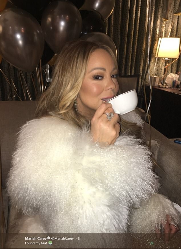 Diva Mariah Carey đang hát mừng năm mới thì đòi… uống trà - 2 Phần trình diễn của Mariah năm nay diễn ra suôn sẻ. Sau khi hoàn tất phần trình diễn trên quảng trường lạnh giá, Mariah đã có thể tận hưởng một tách trà.