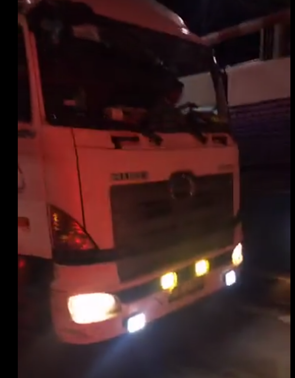 Ô tô bể lốp, tài xế “đổ” do Quốc lộ 1 hư, nên đòi BOT bồi thường - 2 BOT Bắc Bình Định (đặt trên QL1 qua địa bàn huyện Hoài Nhơn) cũng xả trạm rạng sáng ngày 4/1 vì tài xế phản ứng đường xấu (ảnh chụp từ video trên face: Thanh Bình)