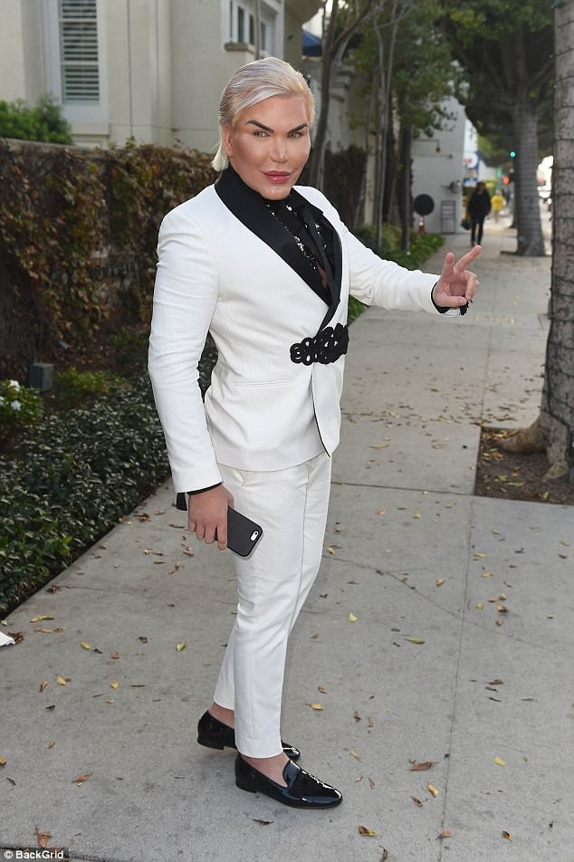 "Búp bê Ken" Rodrigo Alves buồn bực khi quên mặc đồ đen dự lễ trao giải Quả Cầu Vàng - 3
Rodrigo Alves buồn bực khi không quên mất điều này và khẳng định, anh không phải là người không ủng hộ việc kêu gọi chấm dứt nạn xâm hại tình dục