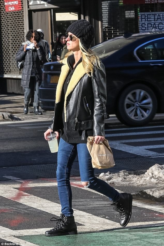 Nicky Hilton siêu thon thả sau khi sinh con ít tuần - 3
Nicky Hilton hài lòng với cuộc sống bình yên và kín đáo sau khi kết hôn với chồng đại gia James Rothschild - người thừa kế của một trong những gia đình có truyền thống làm trong ngành ngân hàng nổi tiếng nhất châu Âu.