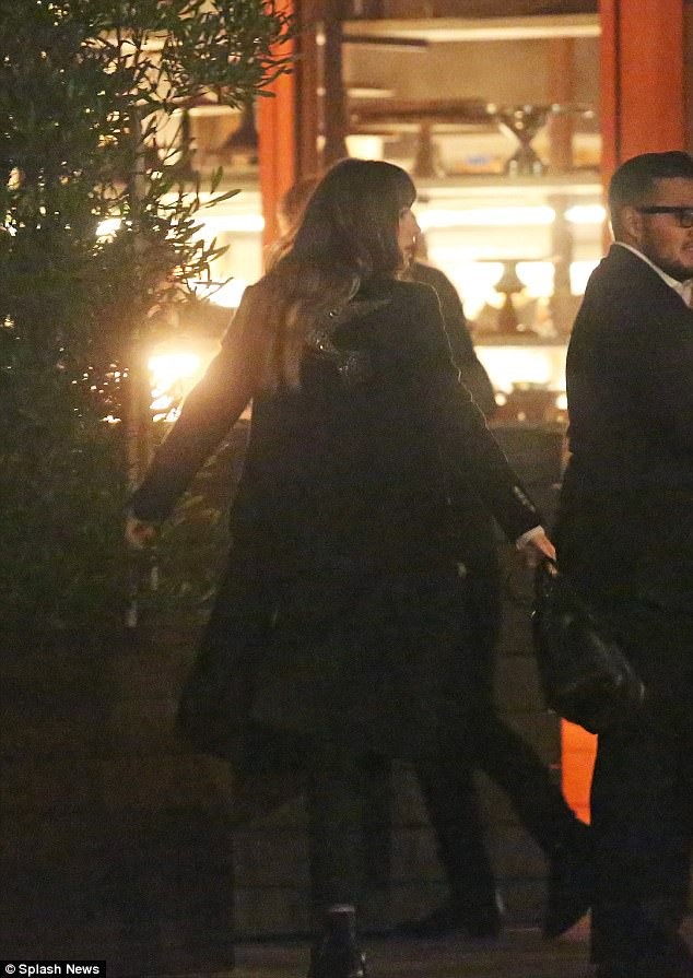 Chris Martin lần đầu bị bắt gặp đi cùng người đẹp phim 50 sắc thái - 3
Nữ diễn viên 28 tuổi ăn vận đơn giản và thanh lịch