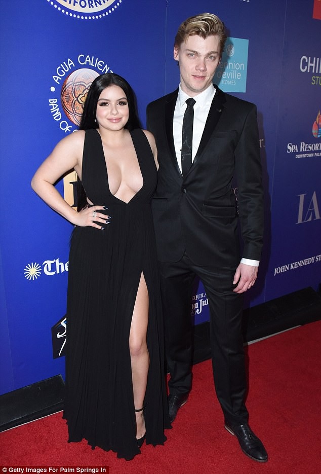 Ariel Winter khoe ngực khủng, da trắng mịn - 3
Ariel Winter được bạn trai Levi Meaden họtống dự sự kiện. Cặp đôi chung sống với nhau đã được hơn 1 năm nay