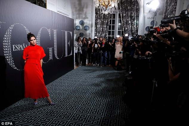 Victoria Beckham lộ mặt mệt mỏi trên thảm đỏ - 3
Phóng viên đua nhau săn hình cựu ca sỹ nổi tiếng nước Anh