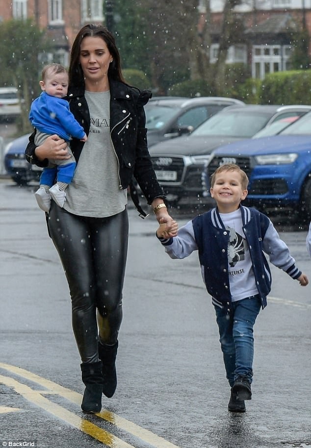 Danielle Lloyd hạnh phúc bên chồng và bốn con trai - 3
Ba cậu nhóc Archie, George và Harry là con của Danielle và cầu thủ bóng đá Jamie OHara