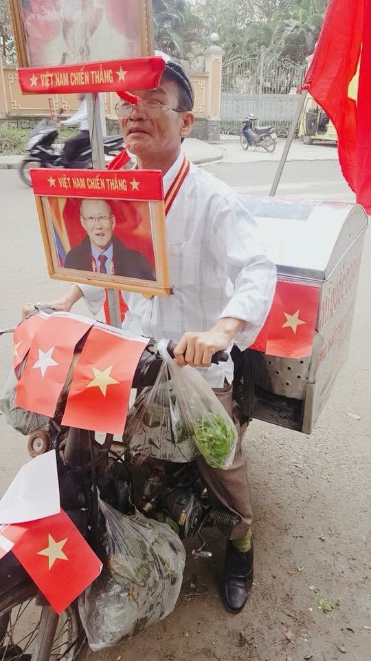 Hàng triệu người vỡ òa sau loạt đá luân lưu của U23 Việt Nam - 52
Một cổ động viên lớn tuổi ở Huế với cách cổ vũ đặc biệt ấn tượng. (ảnh: Lộc Nguyễn)