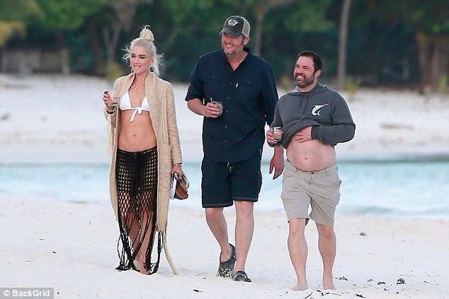 Cận kề ngũ tuần, Gwen Stefani vẫn đẹp ngỡ ngàng - 3
Gwen là một trong những biểu tượng sắc đẹp của Hollywood còn Blake Shelton được bình chọn là người đàn ông gợi tình nhất thế giới năm 2017 bởi tạp chí People
