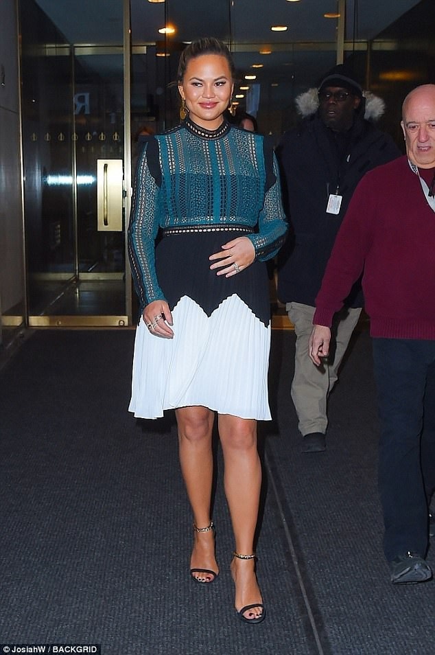 Chrissy Teigen hào hứng đón đứa con thứ 2 - 1
Chrissy Teigen bế bụng bầu đi trả lời phỏng vấn trong chương trình Today Show ở New York ngày 31/1 vừa qua