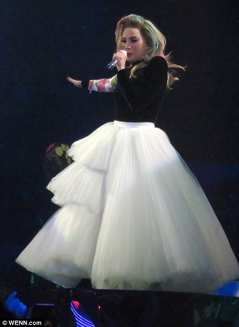Lady Gaga thay hàng chục bộ đồ trong buổi diễn - 12 Lady Gaga thay hàng chục bộ đồ trong buổi diễn - 12