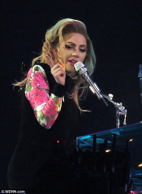 Lady Gaga thay hàng chục bộ đồ trong buổi diễn - 13 Lady Gaga thay hàng chục bộ đồ trong buổi diễn - 13