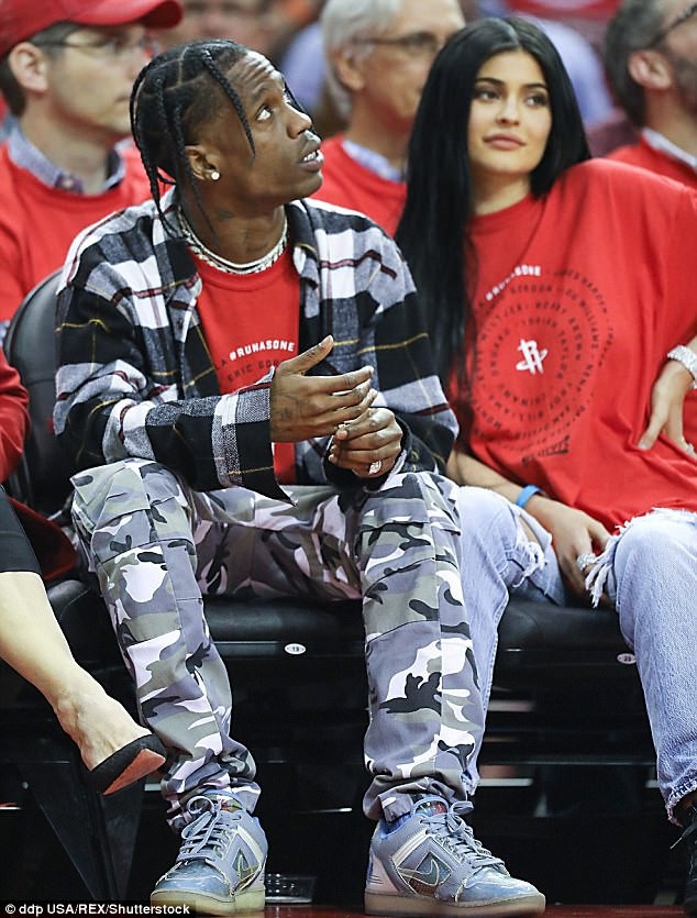 Kylie Jenner sẽ sinh con trong vài tuần tới - 2
Kylie Jenner hẹn hò với Rapper Travis Scott đượcvài tuần thì đã mang thai nhưng ngay cả hiện tại, cặp đôi cũng không bàn chuyện đính hôn hay cưới xin
