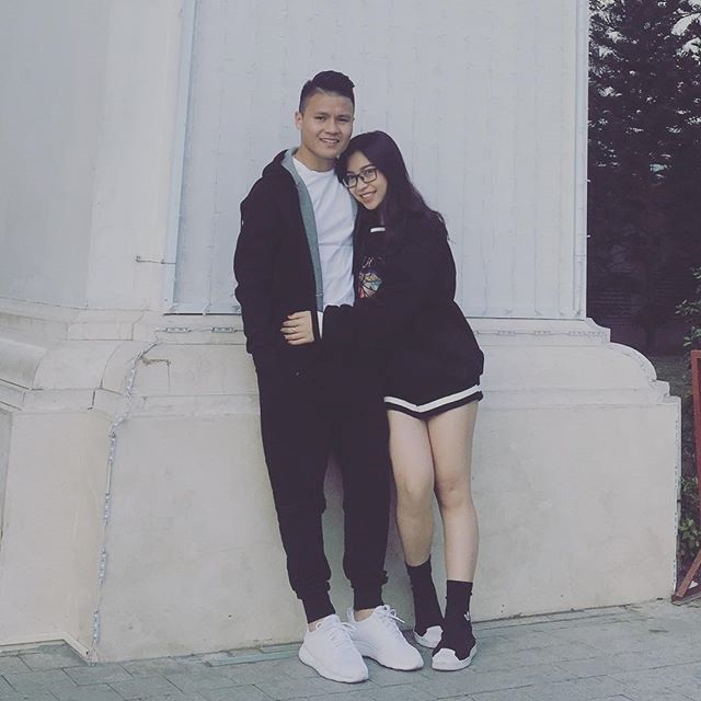 “Em út” U23 Việt Nam Văn Hậu: “Mẫu bạn gái của em giống anh Quang Hải” - 4 Quang Hải và bạn gái