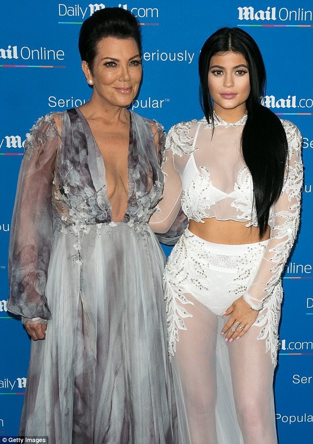 Kylie Jenner sẽ sinh con trong vài tuần tới - 3
Em cô Kim có nhà riêng gần nhà mẹ đẻ Kris Jenner và gần đây cô thường xuyên ngủ tại nhà mẹ mình
