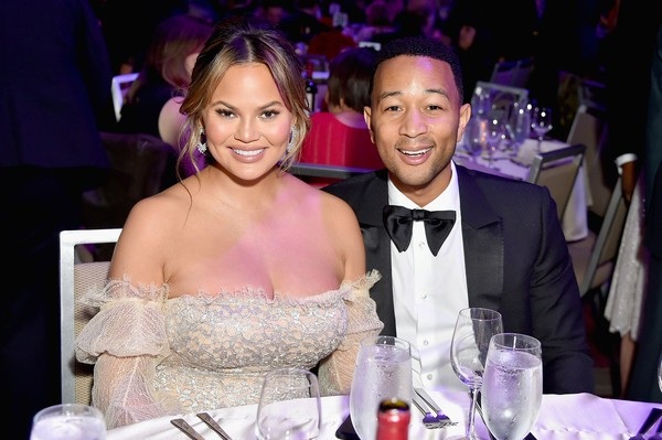 Chrissy Teigen hào hứng đón đứa con thứ 2 - 6
Người đẹp vẫn thường xuyên tham dự các sự kiện cùng chồng John Legend trong những ngày gần đây