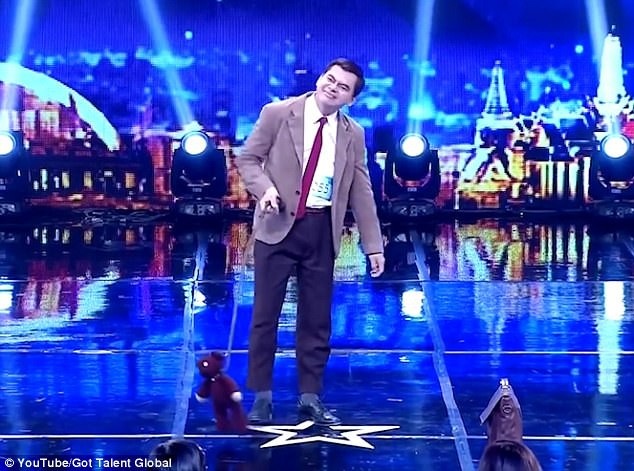 Người đàn ông bất ngờ trở nên nổi tiếng nhờ giống hệt Mr Bean - 2 Dù không tiến sâu được vào vòng trong nhưng Mongkol đã được biết tới và nhanh chóng có được bước đệm để trở thành diễn viên hài, giờ đây, anh nhận được rất nhiều lời mời đóng quảng cáo và tham gia các sự kiện thảm đỏ trong vai trò hoạt náo viên.