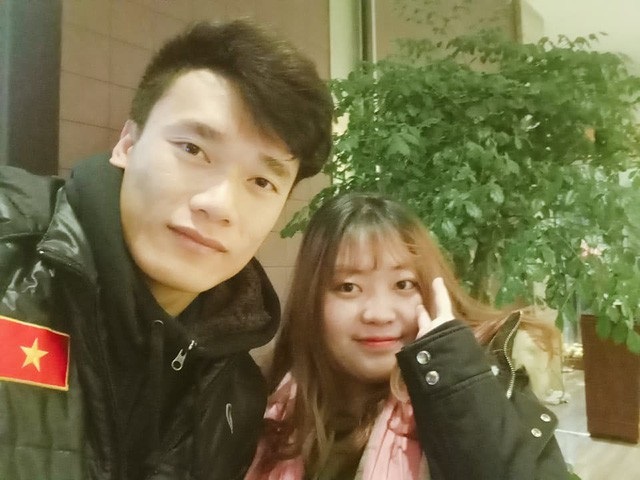 Tuyển thủ U23 Phan Văn Đức bị "hôn trộm", cộng đồng fan bất bình - 7 Phương Thúy - cô gái may mắn được nắm tay anh chồng quốc dân Bùi Tiến Dũng.